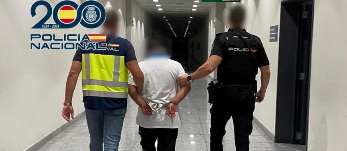 Imagen de la detención de un fugitivo en Alicante cuando intentaba coger un vuelo hacia Marruecos.