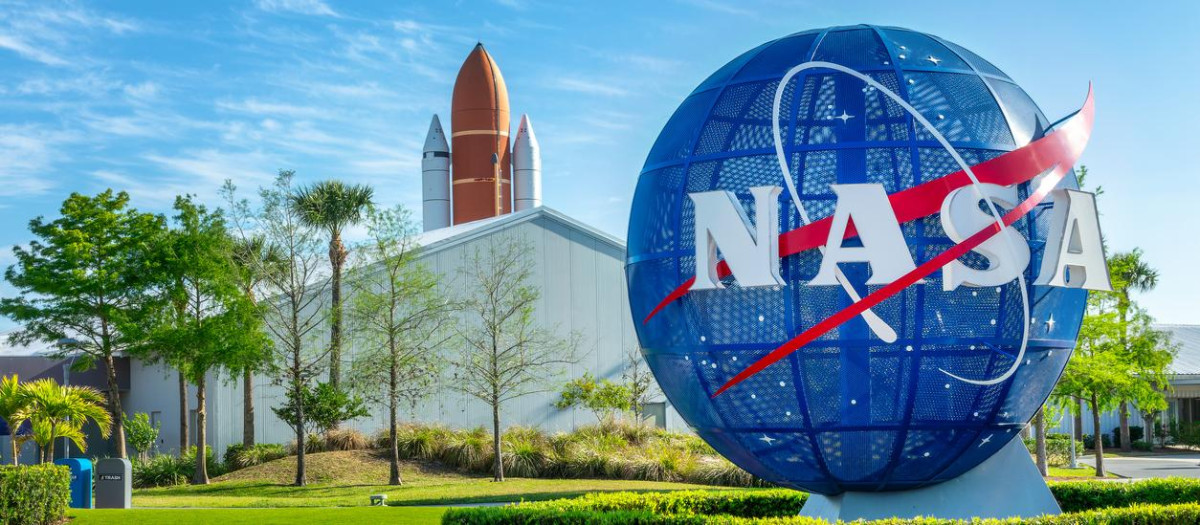 Logotipo de la NASA en la entrada del Complejo de Visitantes del Centro Espacial Kennedy en Merrit Island, Cabo Cañaveral, Florida