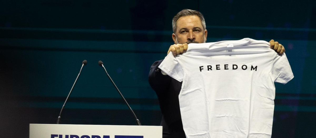Santiago Abascal muestra una camiseta como la que llevaba Charlie Kirk cuando le asesinaron
