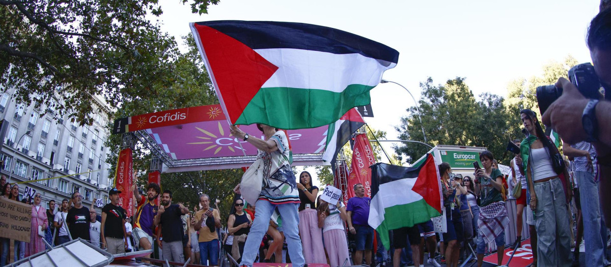 MADRID, 14/09/2025.- Los manifestantes propalestinos cortan el recorrido de los ciclistas en el Paseo del Prado, este domingo, durante la última etapa de la Vuelta a España que se disputa entre las localidades madrileñas de Alalpardo y Madrid, con un recorrido 103,6 Km.- EFE/Rodrigo Jiménez