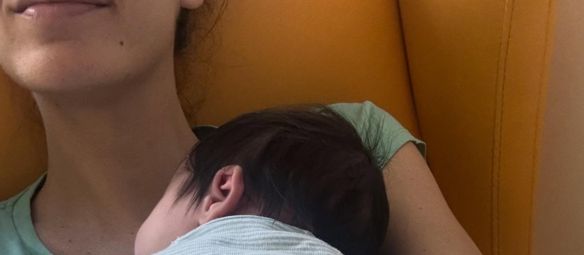 Rita Maestre, junto a su hija en una imagen compartida en redes sociales