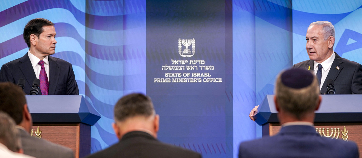 El secretario de Estado estadounidense, Marco Rubio (izq.), y el primer ministro israelí, Benjamin Netanyahu (der.), ofrecen una conferencia de prensa conjunta en la oficina del primer ministro en Jerusalén