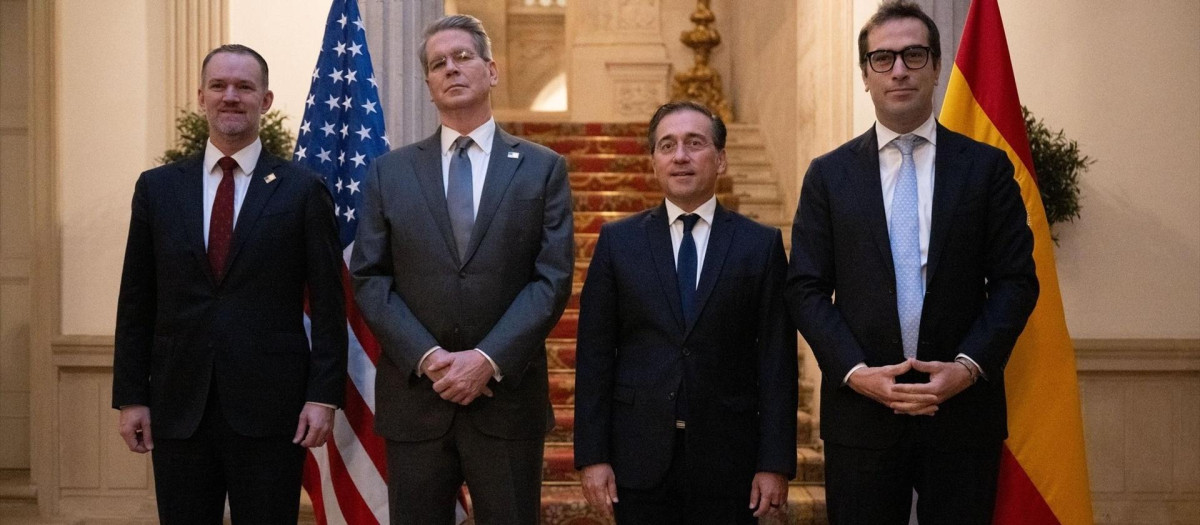 De izda a dcha: el representante de Comercio de EEUU, Jamison Greer; el secretario del Tesoro de EEUU, Scott Bessent; el ministro de Exteriores, José Manuel Albares, y el ministro de Economía, Carlos Cuerpo

REMITIDA / HANDOUT por MINISTERIO DE ASUNTOS EXTERIORES
Fotografía remitida a medios de comunicación exclusivamente para ilustrar la noticia a la que hace referencia la imagen, y citando la procedencia de la imagen en la firma
15/9/2025