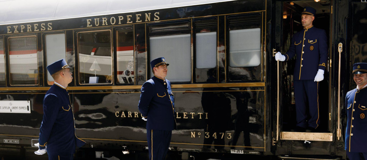 Personal del Orient Express aguardando a los pasajeros.