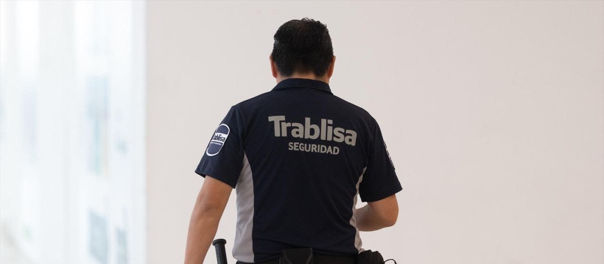 Un agente de Trablisa trabaja en el Aeropuerto Adolfo Suárez Madrid-Barajas