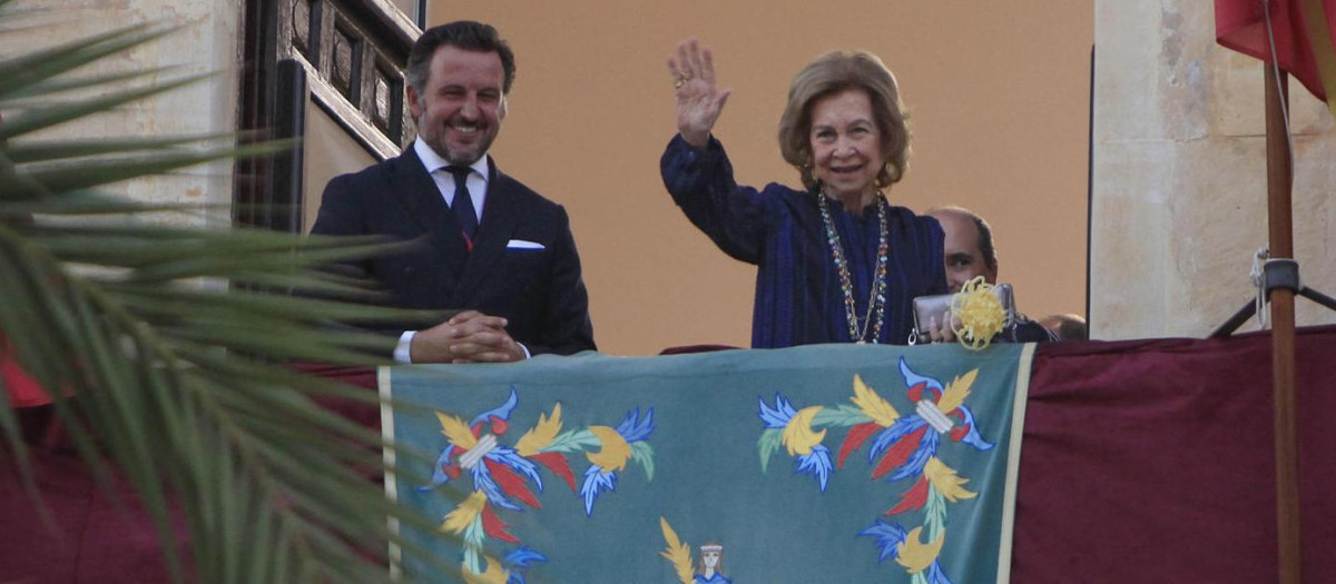 Imagen tomada este lunes de la Reina Sofía junto al alcalde de Elche, Pablo Ruz, instantes antes del concierto del Misteri