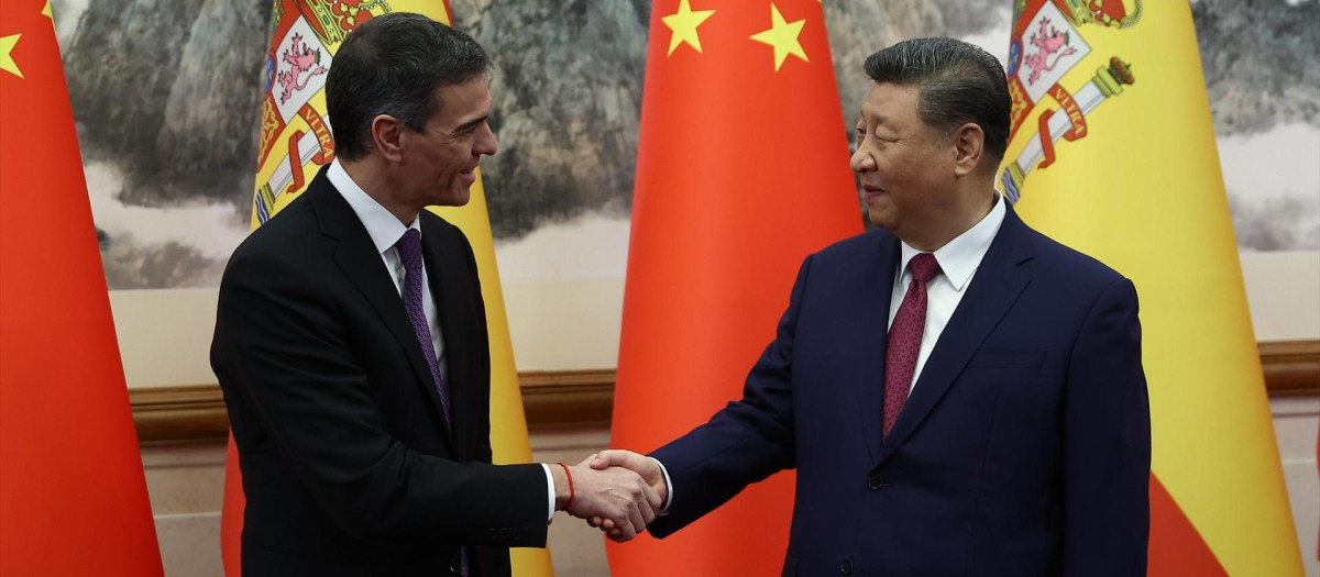 (El presidente del Gobierno, Pedro Sánchez, junto al presidente de China, Xi Jinping