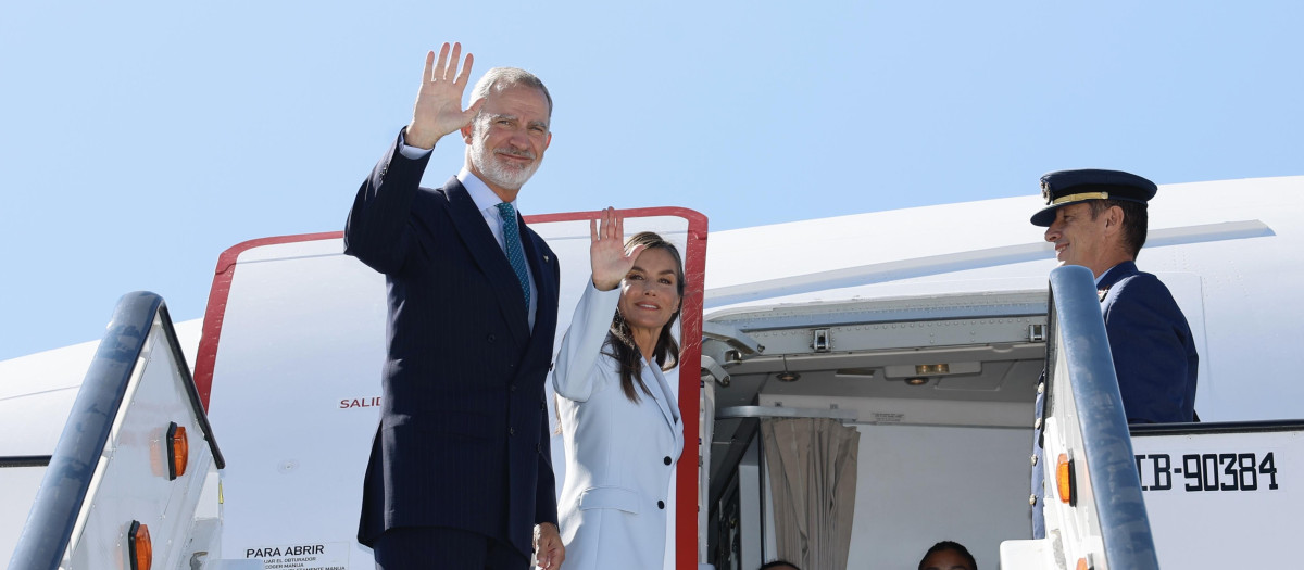 Los Reyes se despiden de ls autoridades en el aeropuerto de Barajas Adolfo Suárez