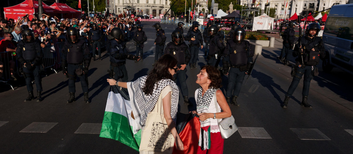 Varias personas con banderas de Palestina en la Gran Vía antes de pasar la etapa 21 de la Vuelta Ciclista a España