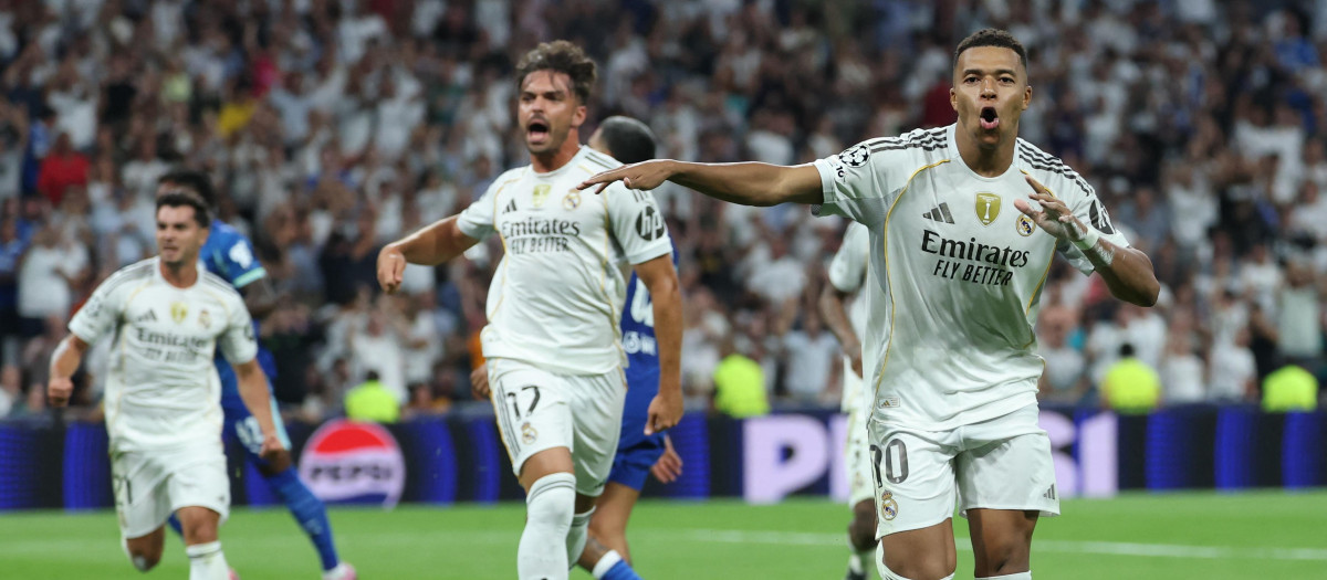 Kylian Mbappé celebra su segundo gol de penalti