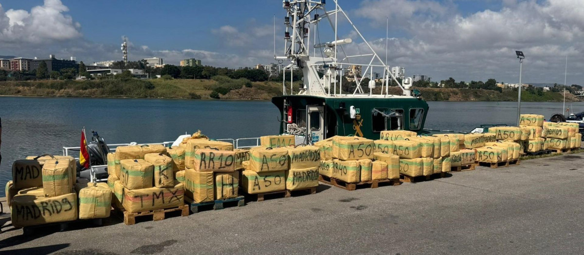 Fardos de hachís recuperados por la Guardia Civil en aguas del Estrecho