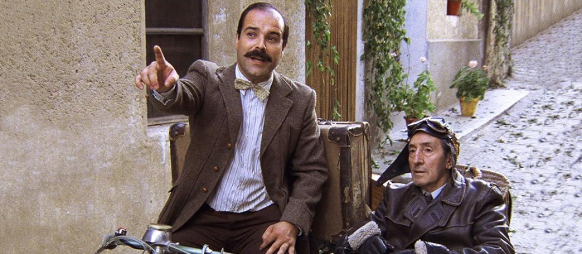 Escena inicial de la película en la llegada de Teodoro y su padre en sidecar