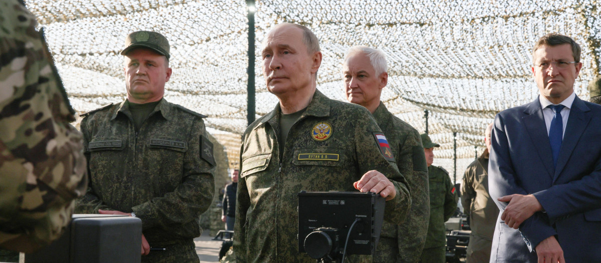 el presidente ruso, Vladímir Putin, recorre una exposición de equipo militar mientras inspecciona los ejercicios militares conjuntos ruso-bielorrusos "Zapad-2025