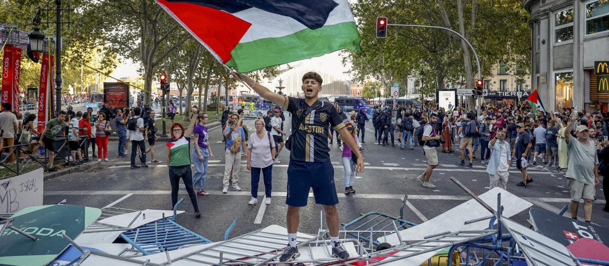 Manifestantes a favor de Palestina cortan la vuelta ciclista.