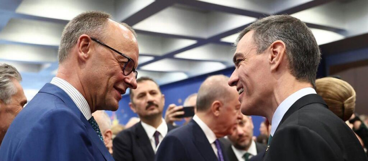 16/05/2025 El presidente del Gobierno, Pedro Sánchez, conversa con el canciller de Alemania, Friedrich Merz, durante la cumbre de la Comunidad Política Europea, a 16 de mayo de 2025, en Tirana (Albania).
POLITICA 
Pedro Sánchez y el canciller alemán, Friedrich Merz