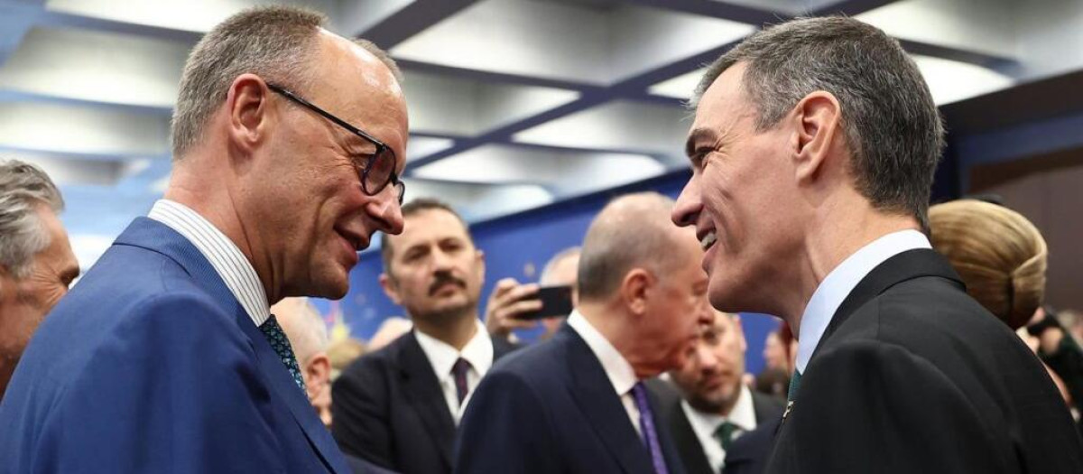 16/05/2025 El presidente del Gobierno, Pedro Sánchez, conversa con el canciller de Alemania, Friedrich Merz, durante la cumbre de la Comunidad Política Europea, a 16 de mayo de 2025, en Tirana (Albania).
POLITICA 
Pedro Sánchez y el canciller alemán, Friedrich Merz