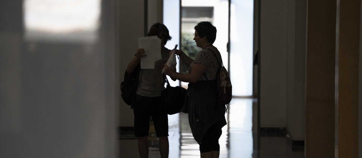 Alumnos en los pasillos de un instituto