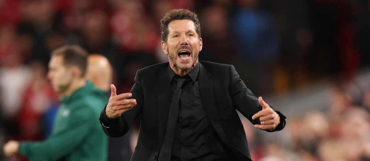 El Cholo Simeone protesta una acción en el partido frente al Liverpool