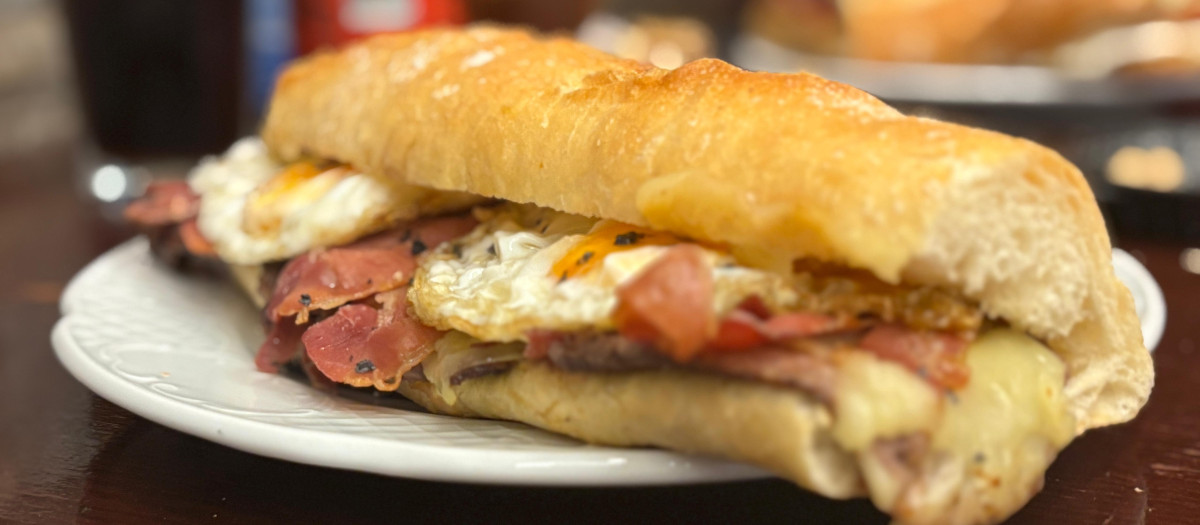 Imagen de un bocadillo del Mesón Canela de Valencia.