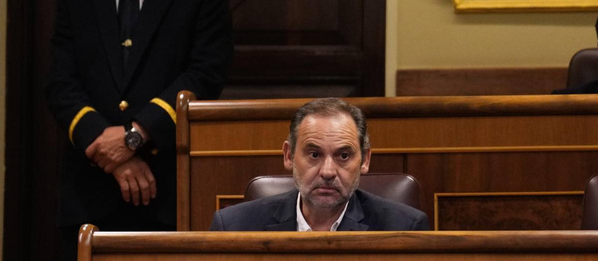 José Luis Ábalos, en su escaño del Grupo Mixto, desde donde vota siempre lo mismo que el PSOE