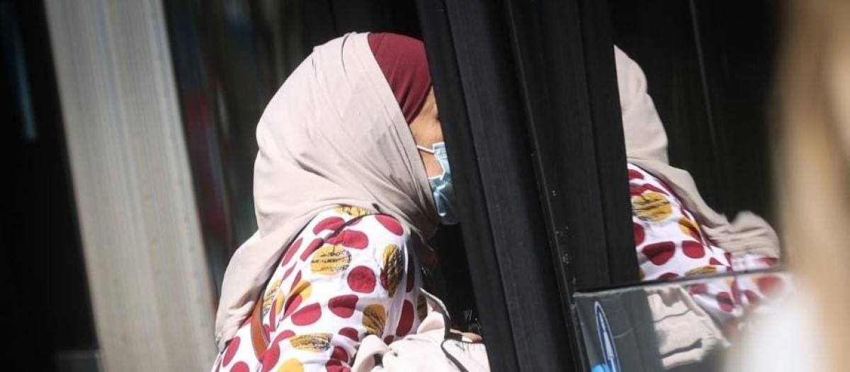 Mujer con el velo islámico