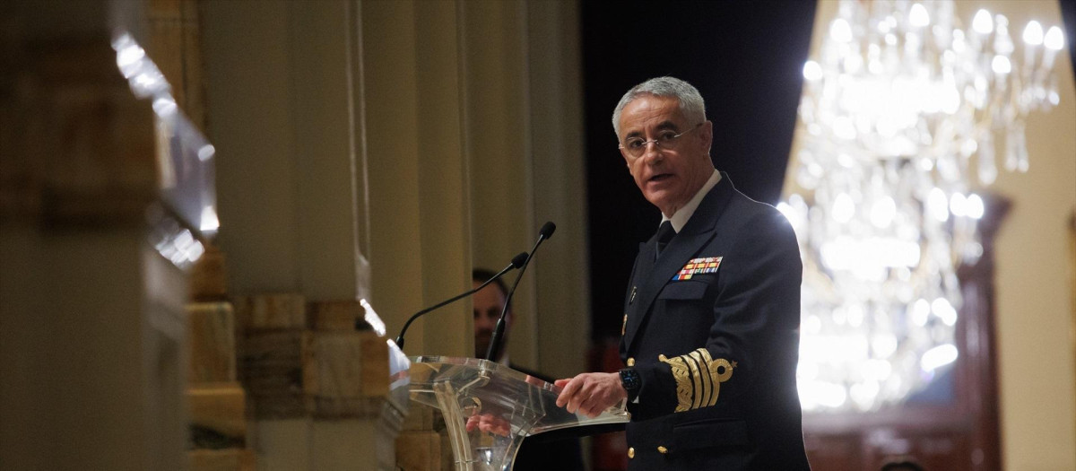 El almirante Jefe de Estado Mayor de la Armada (AJEMA), Antonio Piñeiro, interviene durante la ceremonia de imposición de condecoraciones en el Cuartel General de la Armada, a 9 de mayo de 2024, en Madrid (España). Durante el acto, se ha concedido la Gran Cruz del Mérito Naval con blanco al chef José Andrés. El conocido chef fue nominado al Premio Nobel de la Paz en 2018 y 2019 por su labor social y humanitaria y por su compromiso con los afectados por los desastres naturales, junto a la mencionada ONG World Central Kitchen que él mismo dirige desde 2010. El pasado 1 de abril, siete voluntarios de World Central Kitchen murieron en un ataque aéreo israelí en el centro de Gaza.

Alejandro Martínez Vélez / Europa Press
09 MAYO 2024;CONDECORACIONES;ARMADA;MÉRITO;MILITAR;CUARTEL
09/5/2024