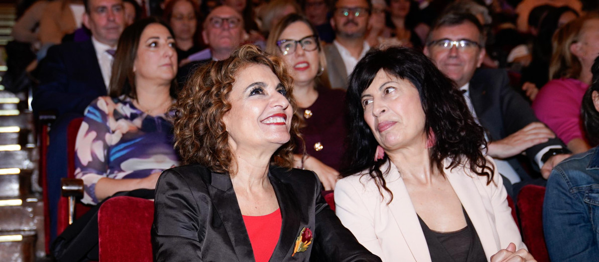 La vicepresidenta María Jesús Montero, junto a la ministra de Igualdad, Ana Redondo, en una imagen de archivo