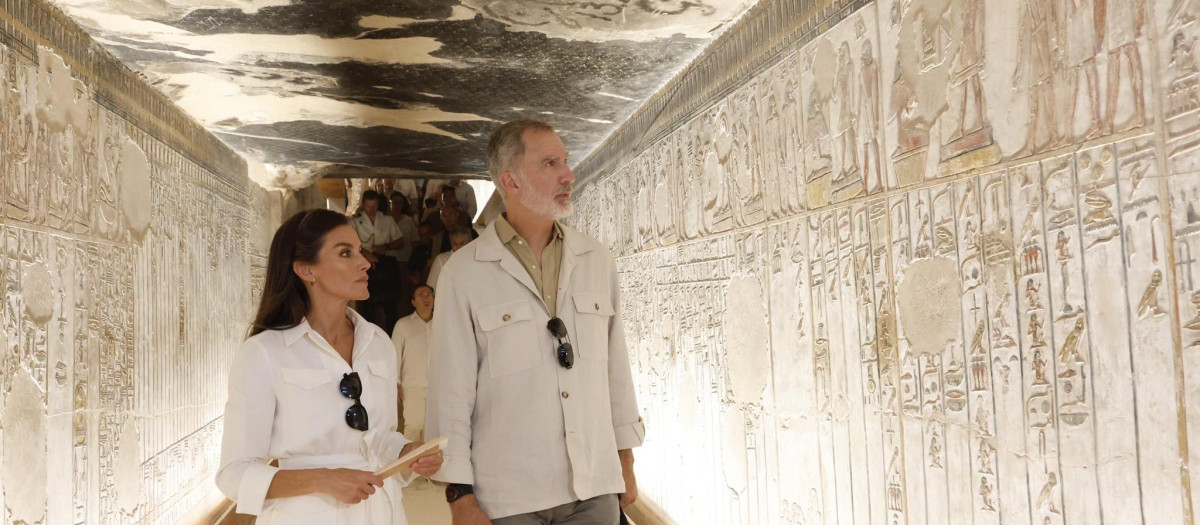 Don Felipe y Doña Letizia, en una de las tumbas del Valle de los Reyes