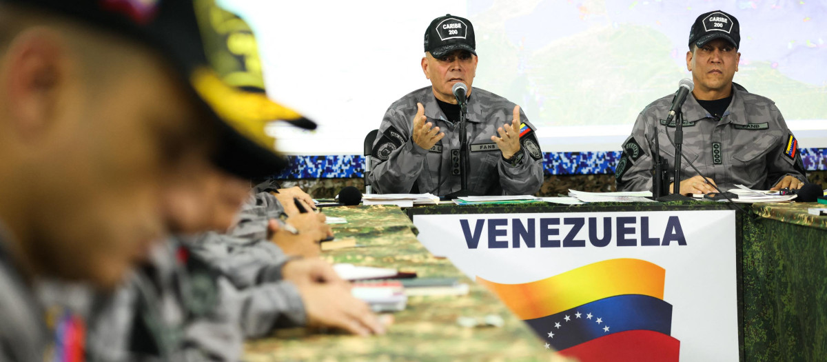 Ministro de Defensa venezolano, Vladimir Padrino (izq.), hablando en una reunión con el Alto Mando Militar en Caracas. Venezuela