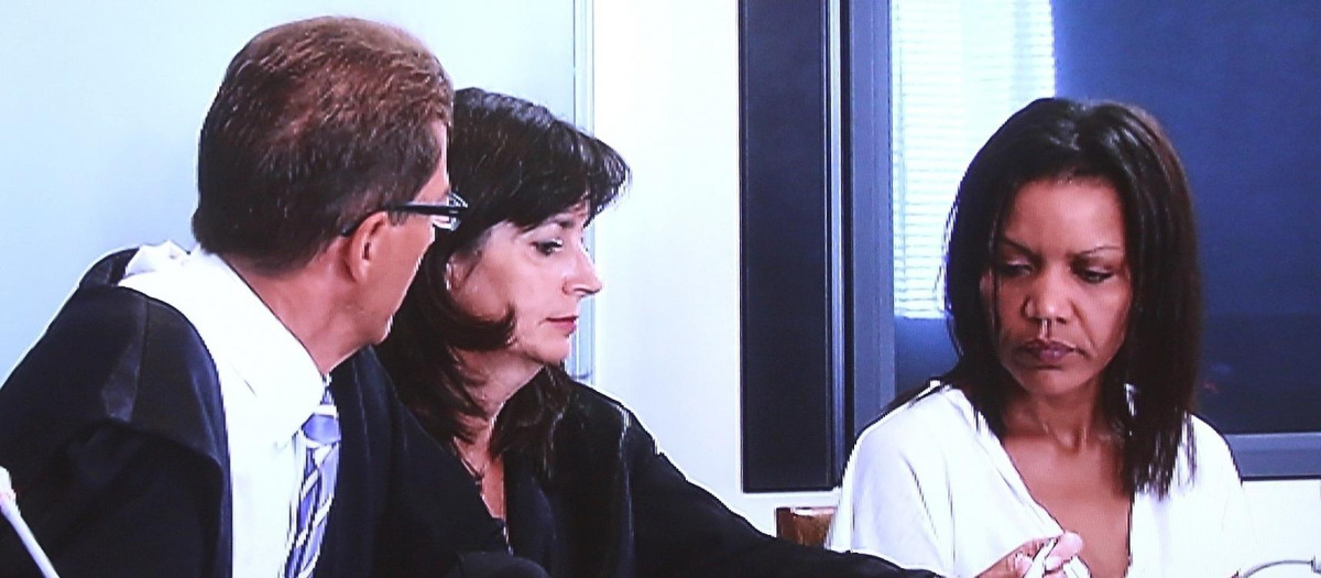 Ana Julia Quezada junto con sus abogados en el juicio por el crimen de Gabriel Cruz