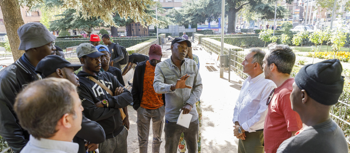 Varios de los inmigrantes ilegales subsaharianos que acampan en un parque de Segovia desde julio