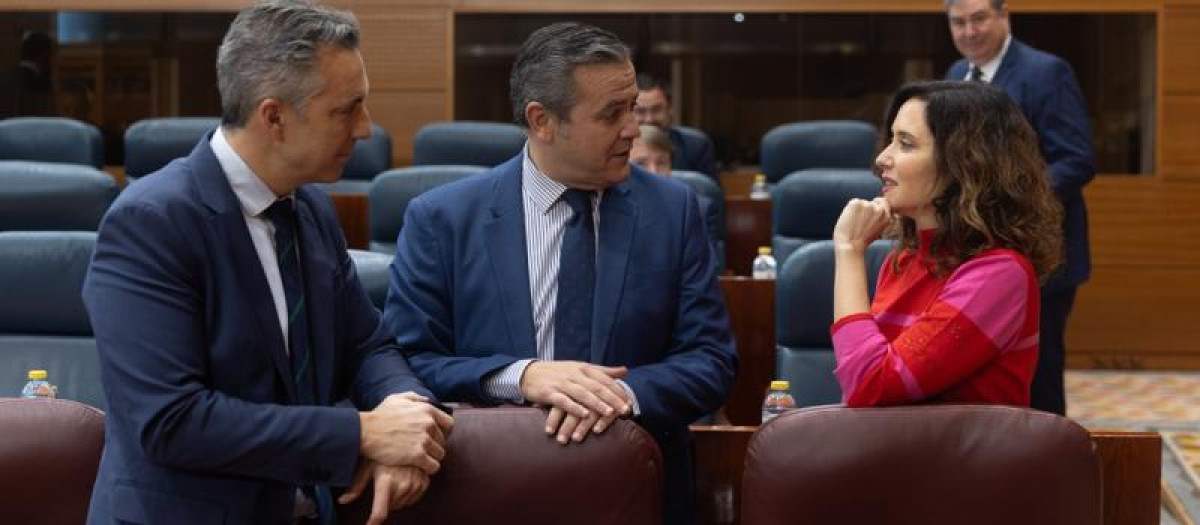 Isabel Díaz Ayuso, Jorge Rodrigo y Carlos Novillo en la Asamblea de Madrid