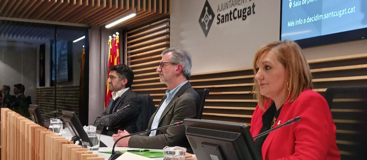 El alcalde de Sant Cugat, Josep Maria Vallès, y la regidora de Política Lingüística, Núria Fernández