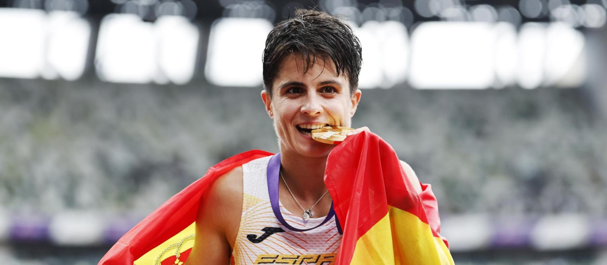 María Pérez muerde la medalla de oro conquistada en los mundiales