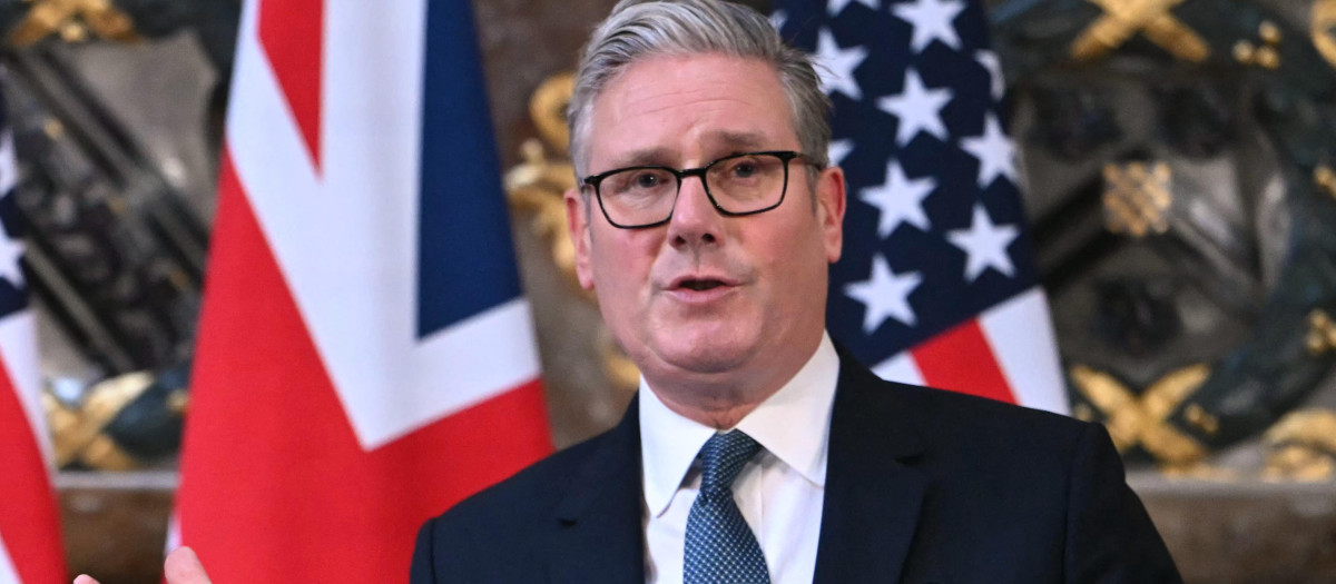El primer ministro británico, Keir Starmer, gesticula durante una conferencia de prensa conjunta con el presidente estadounidense, Donald Trump (no se ve) tras su reunión en Chequers, en Aylesbury