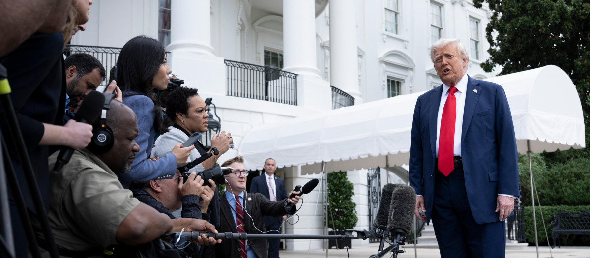 El presidente de Estados Unidos, Donald Trump, se detiene para hablar con la prensa mientras camina hacia el Marine One en el Jardín Sur de la Casa Blanca el 21 de septiembre de 2025, en Washington, D.C