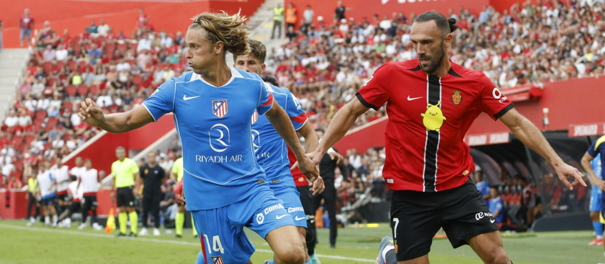 Vedat Muriqi y Marcos Llorente pelean un balón durante el partido