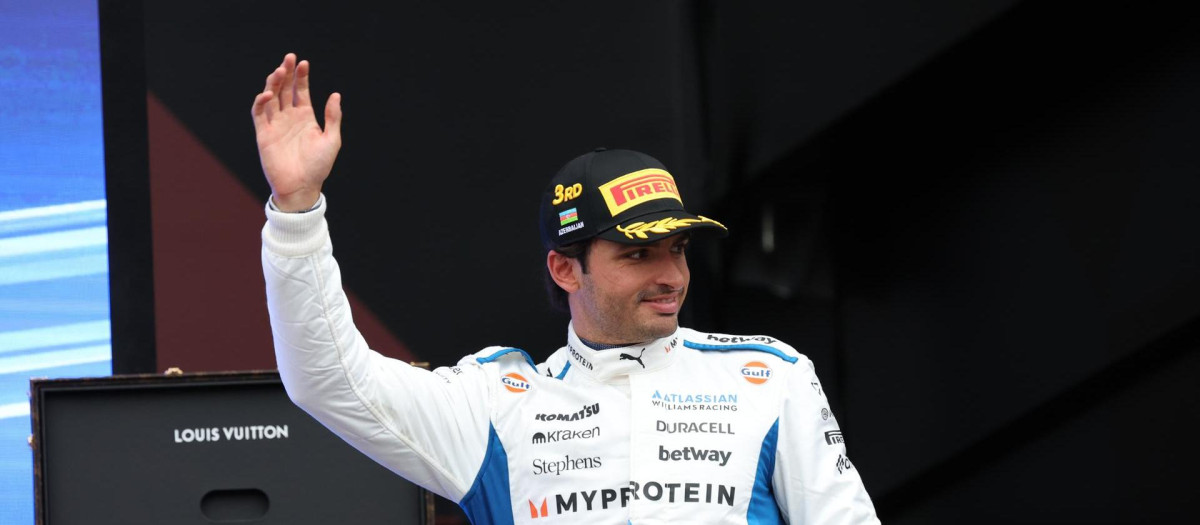 Carlos Sainz sube al podio de Azerbaiyán para celebrar su tercera posición
