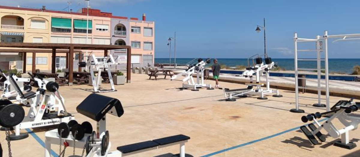 Imagen del primer gimnasio frente al mar de España situado en El Perelló, Valencia
