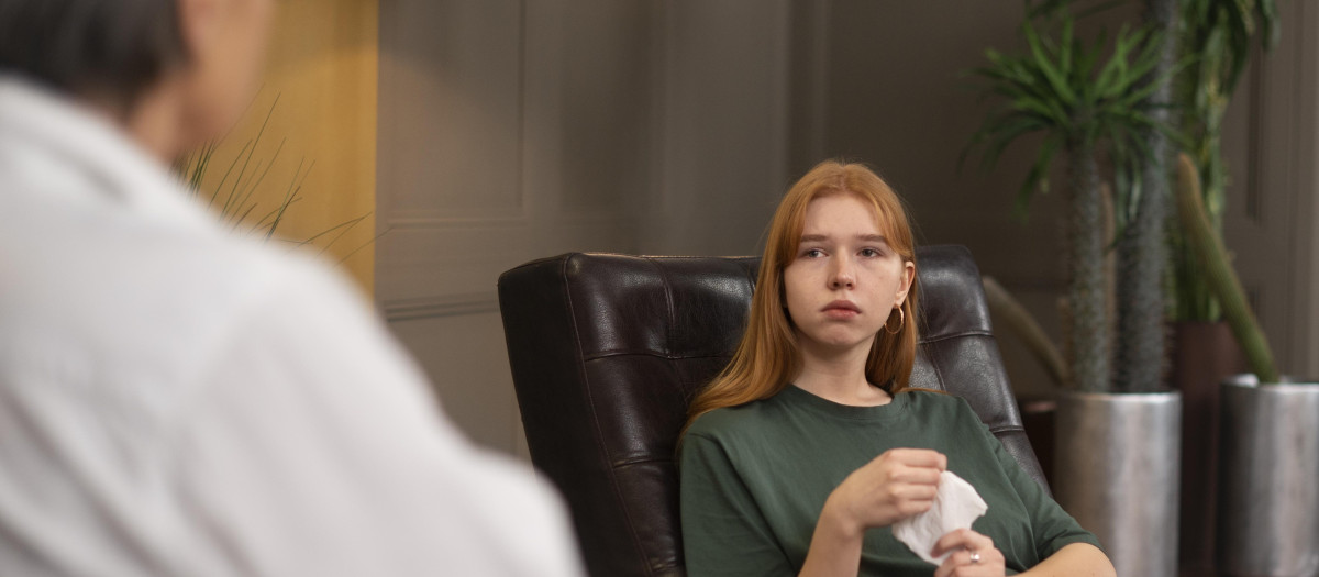 Adolescente con un terapeuta