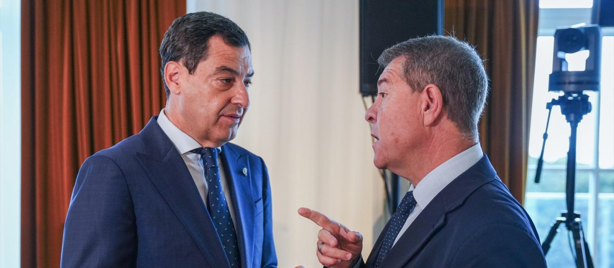 El presidente de la Junta de Andalucía, Juanma Moreno,  junto al presidente de Castilla-La Mancha, Emiliano García-Page (d), en la Conferencia de Presidentes del Comité de las Regiones. A 19 de septiembre de 2025 en, Helsingør, Dinamarca. El presidente de la Junta de Andalucía, Juanma Moreno, asiste a la segunda y última sesión de la Conferencia de Presidentes del Comité de las Regiones, encuentro que reúne a los líderes regionales europeos para abordar los desafíos políticos, económicos y sociales del continente.

Francisco J. Olmo / Europa Press
19/9/2025