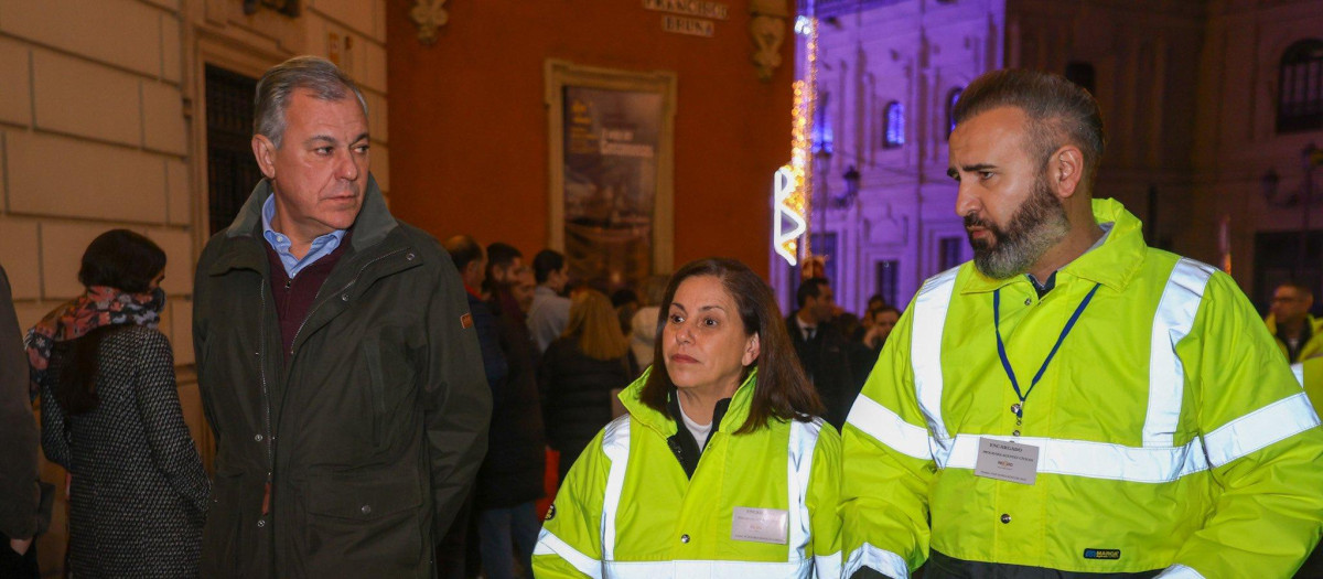 El alcalde de Sevilla, José Luis Sanz, acompaña a una pareja de serenos por las calles de la ciudad (archivo)