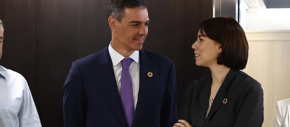 El presidente del Gobierno de España, Pedro Sánchez (c) y la ministra de Ciencia, Innovación y Universidades Diana Morant (2d)