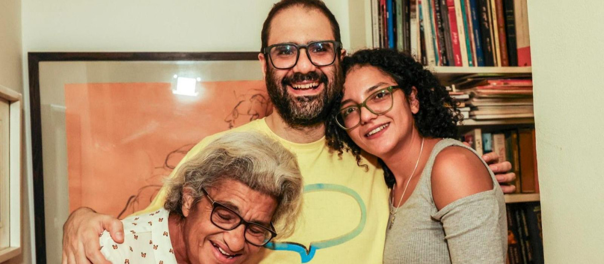 El preso político más conocido de Egipto, Alaa Abdelfatah, junto a su familia
