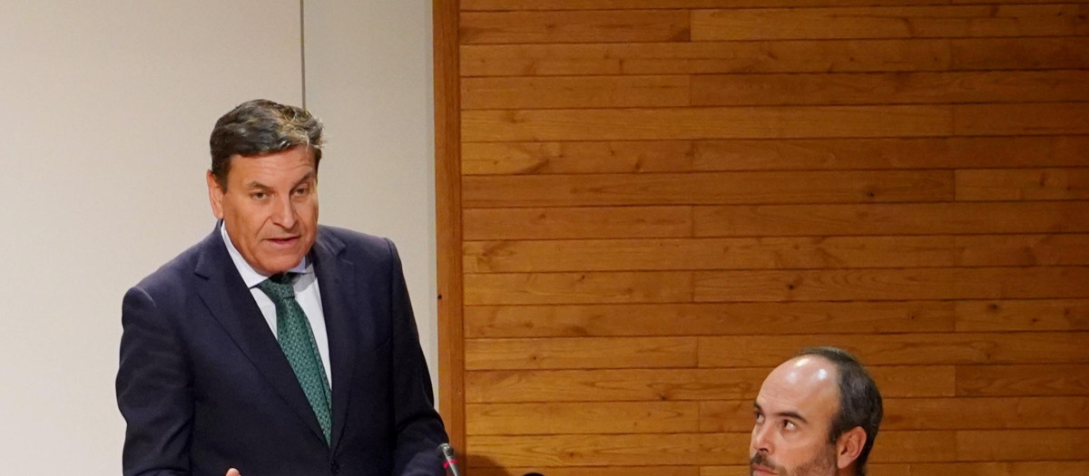 El consejero de Economía y Hacienda y portavoz, Carlos Fernández Carriedo, participa en la apertura de la Jornada Técnica de Autoconsumo Fotovoltaico.junto al director general de Energía y Minas Alfonso Arroyo