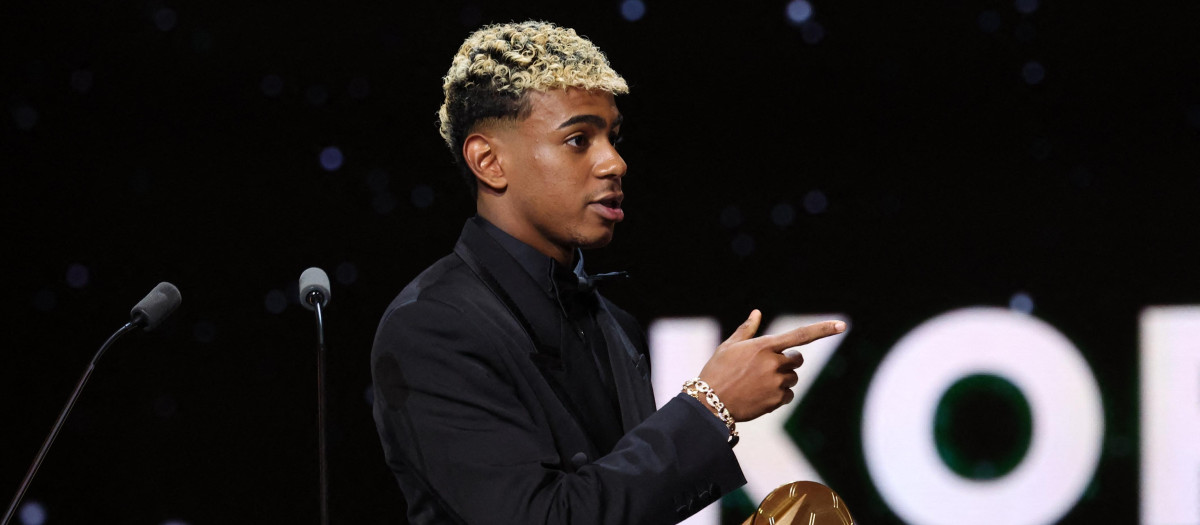 Lamine Yamal recibe el trofeo Kopa en la gala del Balón de Oro