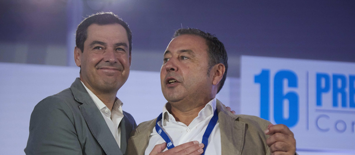 El presidente de la Junta de Andalucía, Juanma Moreno, junto al presidente del PP de Sevilla, Ricardo Sánchez (archivo)
