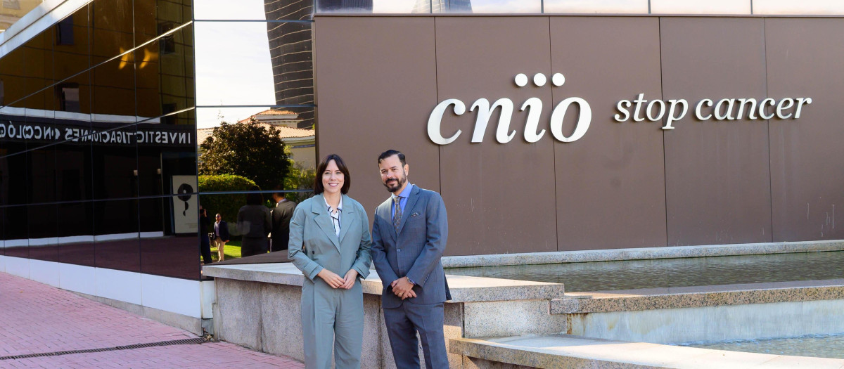 La ministra de Ciencia, Innovación y Universidades, Diana Morant, junto al nuevo director del CNIO, Raúl Rabadán