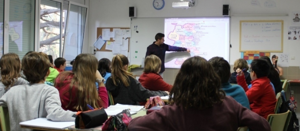 Imagen de archivo de un profesor impartiendo clase en un colegio de la Comunidad Valenciana