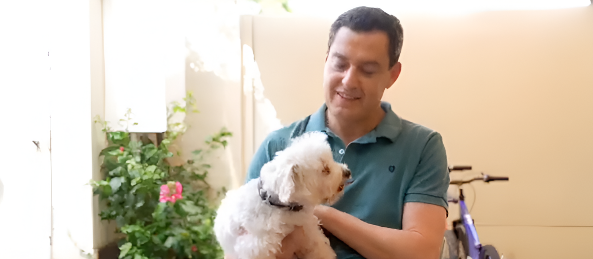 Juanma Moreno, presidente de la Junta de Andalucía, junto a Toby